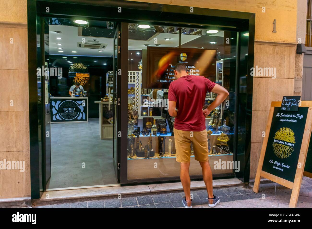 Nice, France, magasins d'alimentation locaux, truffes champignons, Homme regardant la forme arrière, à l'extérieur de fenêtre shopping, Nice vieille ville Banque D'Images