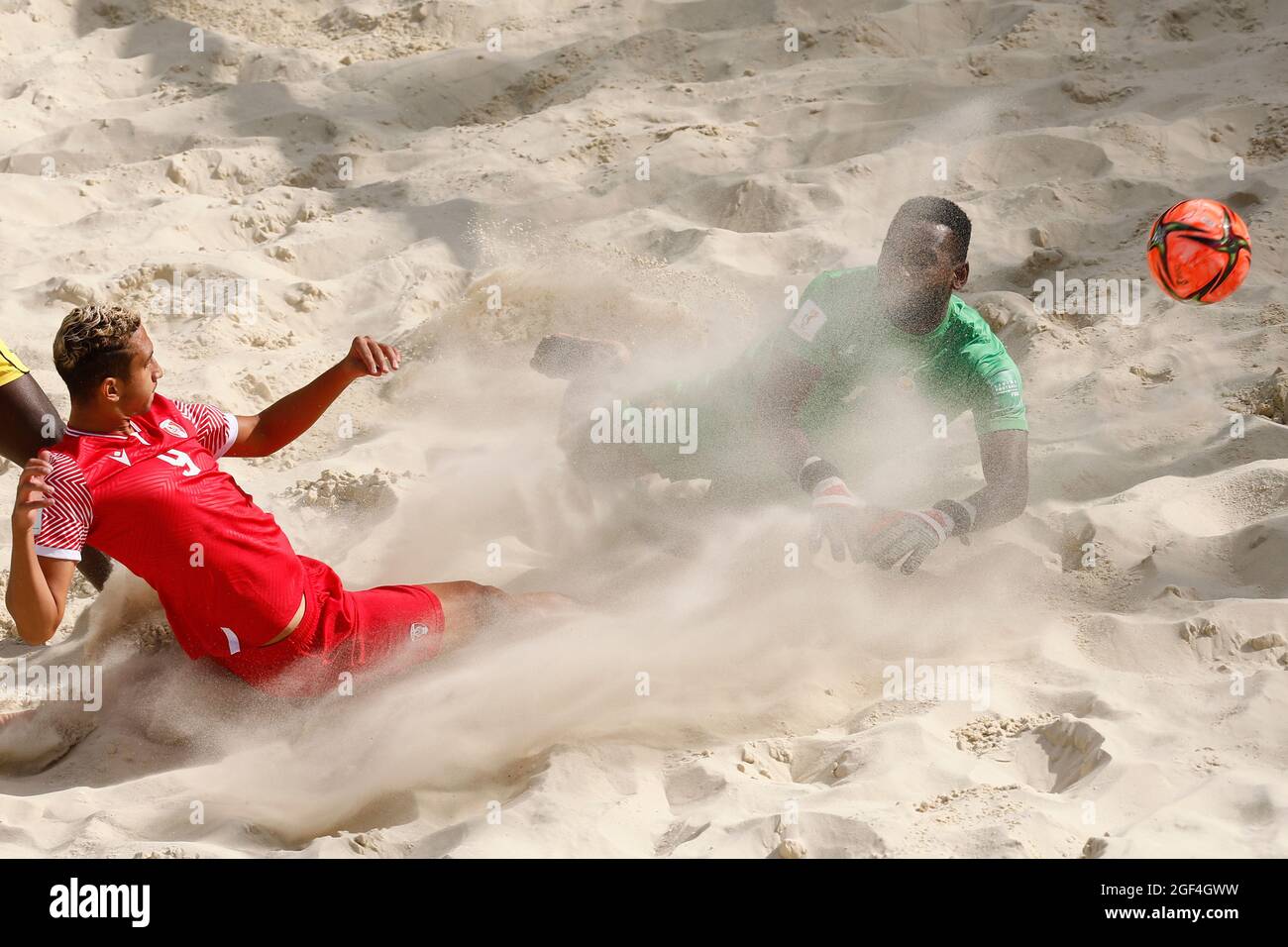 Moscou, Russie. 23 août 2021 ; Stade Luzhniki, Moscou, Russie : coupe du monde de la FIFA, tournoi de football de plage ; Heilauarii Salem de Tahiti tire au-delà de Manuel Domingos Tivane du Mozambique, pendant le match entre Tahiti et le Mozambique, pour la 3ème partie du Groupe B crédit : action plus Sports Images/Alamy Live News Banque D'Images