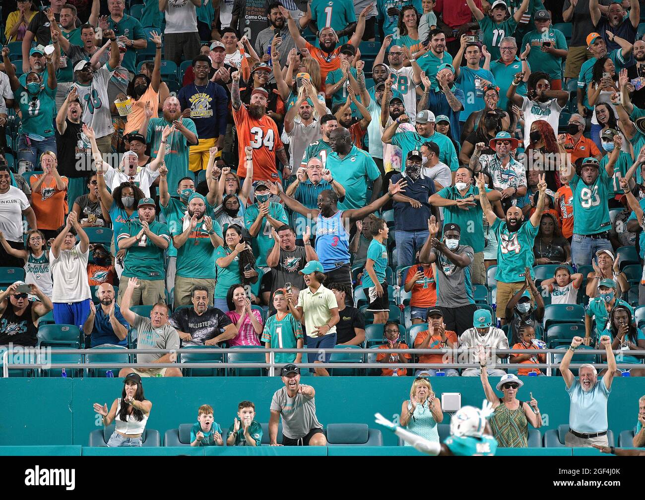 Miami Gardens, États-Unis. 21 août 2021. Les fans des Dolphins de Miami célèbrent un touchdown contre les Atlanta Falcons lors d'un match de pré-saison au Hard Rock Stadium de Miami Gardens, Floride, le samedi 21 août 2021. Les dauphins ont gagné, 37-17. (Photo par Michael Laughlin/South Florida Sun Sentinel/TNS/Sipa USA) crédit: SIPA USA/Alay Live News Banque D'Images