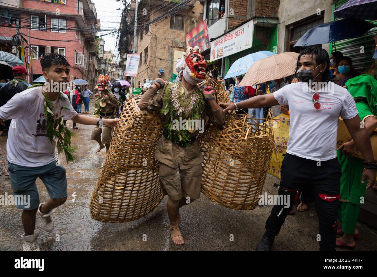 Katmandou, Népal. 23 août 2021. Un homme vêtu d'un costume traditionnel se produit au cours du festival.les gens célèbrent le festival Gai Jatra ou la vache à la mémoire des âmes qui ont quitté l'année dernière pour le salut et la paix. On croit que les vaches guident les âmes dévachées pour traverser la rivière pour arriver au ciel. (Photo de Bivas Shrestha/SOPA Images/Sipa USA) crédit: SIPA USA/Alay Live News Banque D'Images