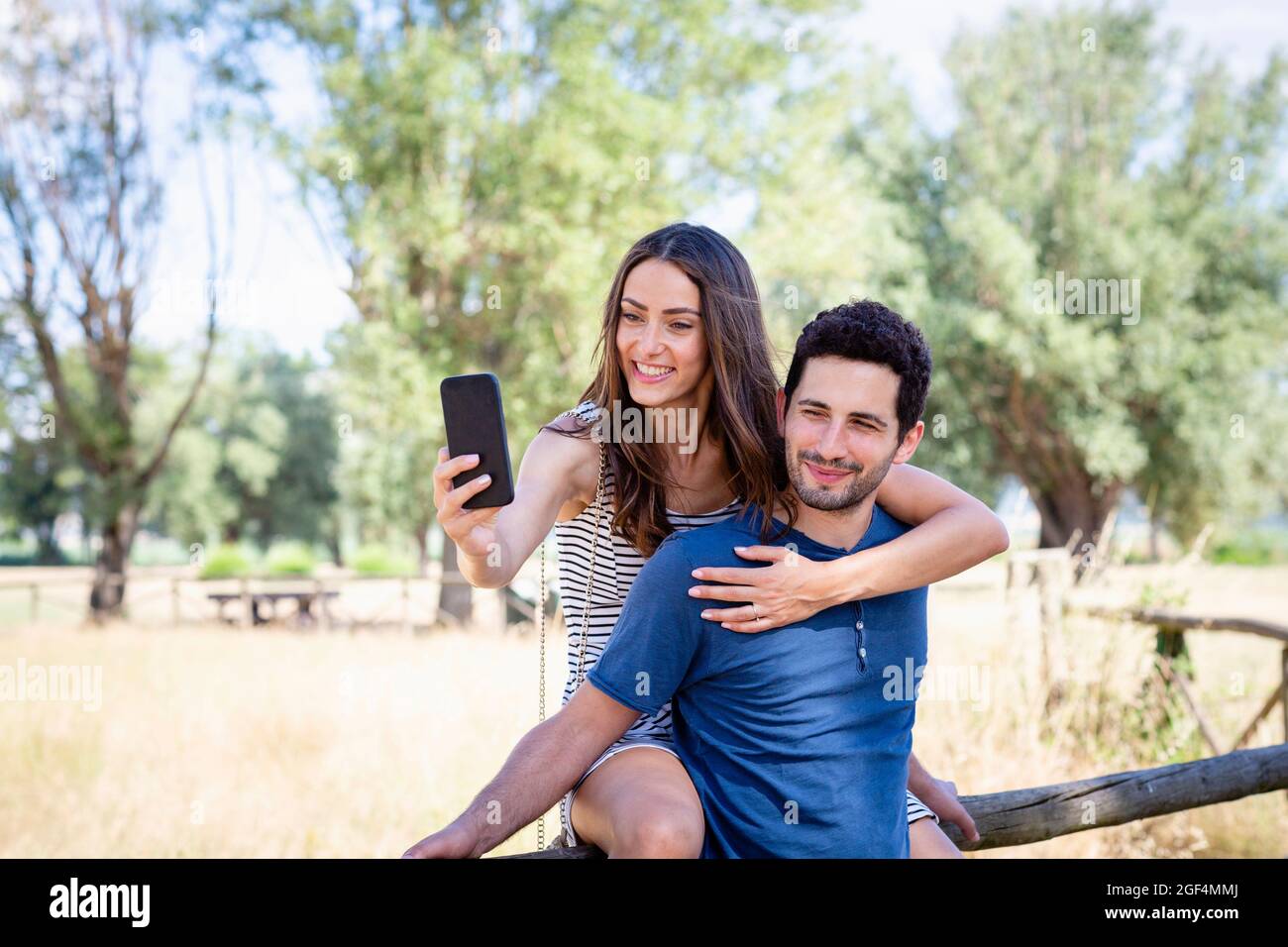Femme souriante prenant le selfie avec un petit ami Banque D'Images