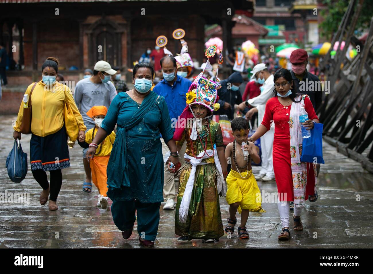 Katmandou, Népal. 23 août 2021. Les membres de la communauté Newar vêtus de costumes participent au festival.les Hindous népalais célèbrent le festival religieux pour demander le salut et la paix pour les membres de leur famille qui sont morts. Les enfants participant à la procession s'habillent souvent comme des vaches considérées comme des animaux saints au Népal et, selon la croyance, aident les âmes départies à atteindre le ciel. Crédit : SOPA Images Limited/Alamy Live News Banque D'Images