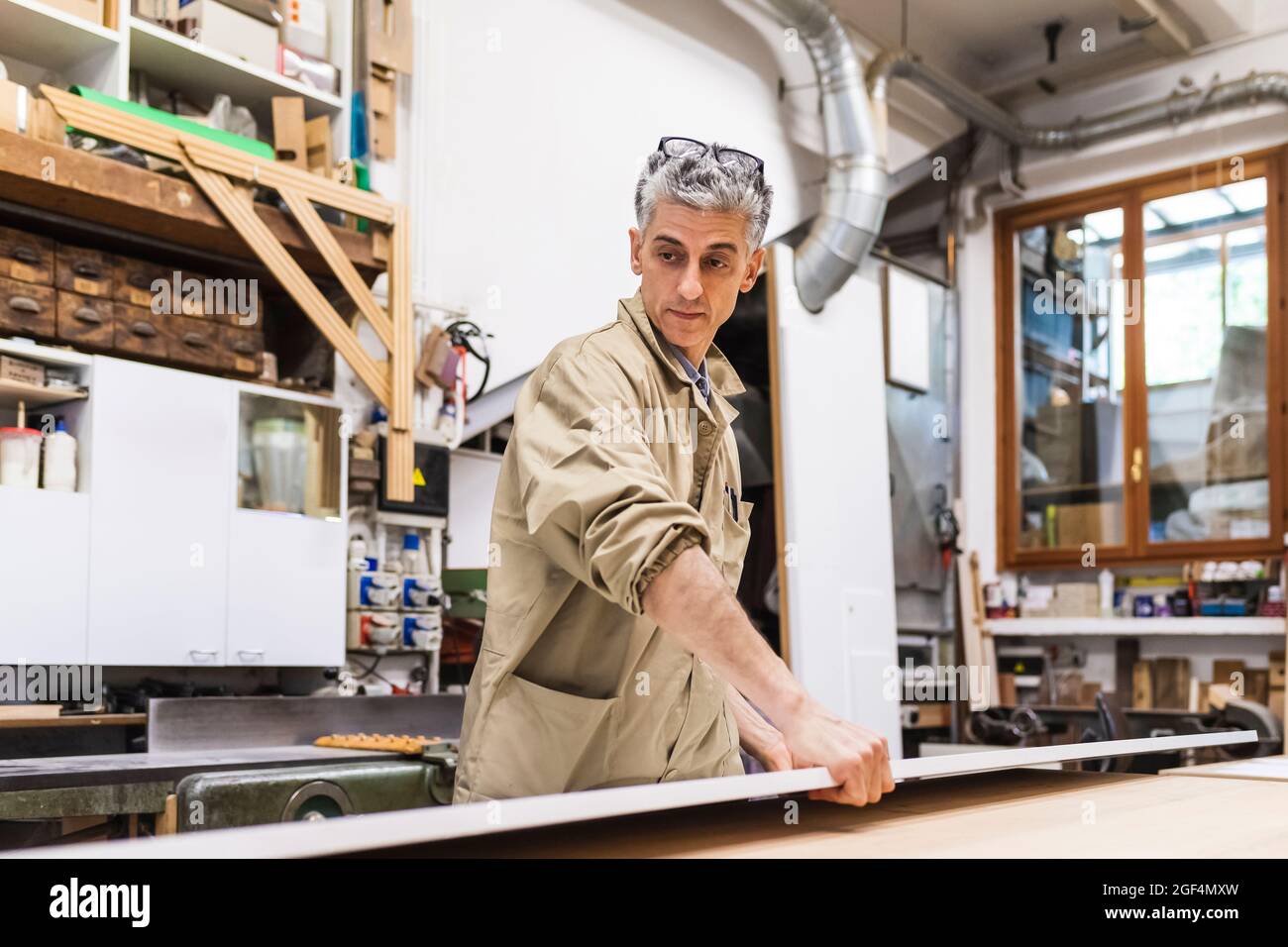 Homme mature travaillant en atelier Banque D'Images