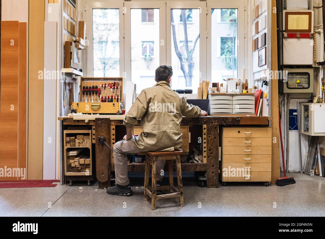 Homme mature travaillant sur ordinateur portable à l'atelier Banque D'Images