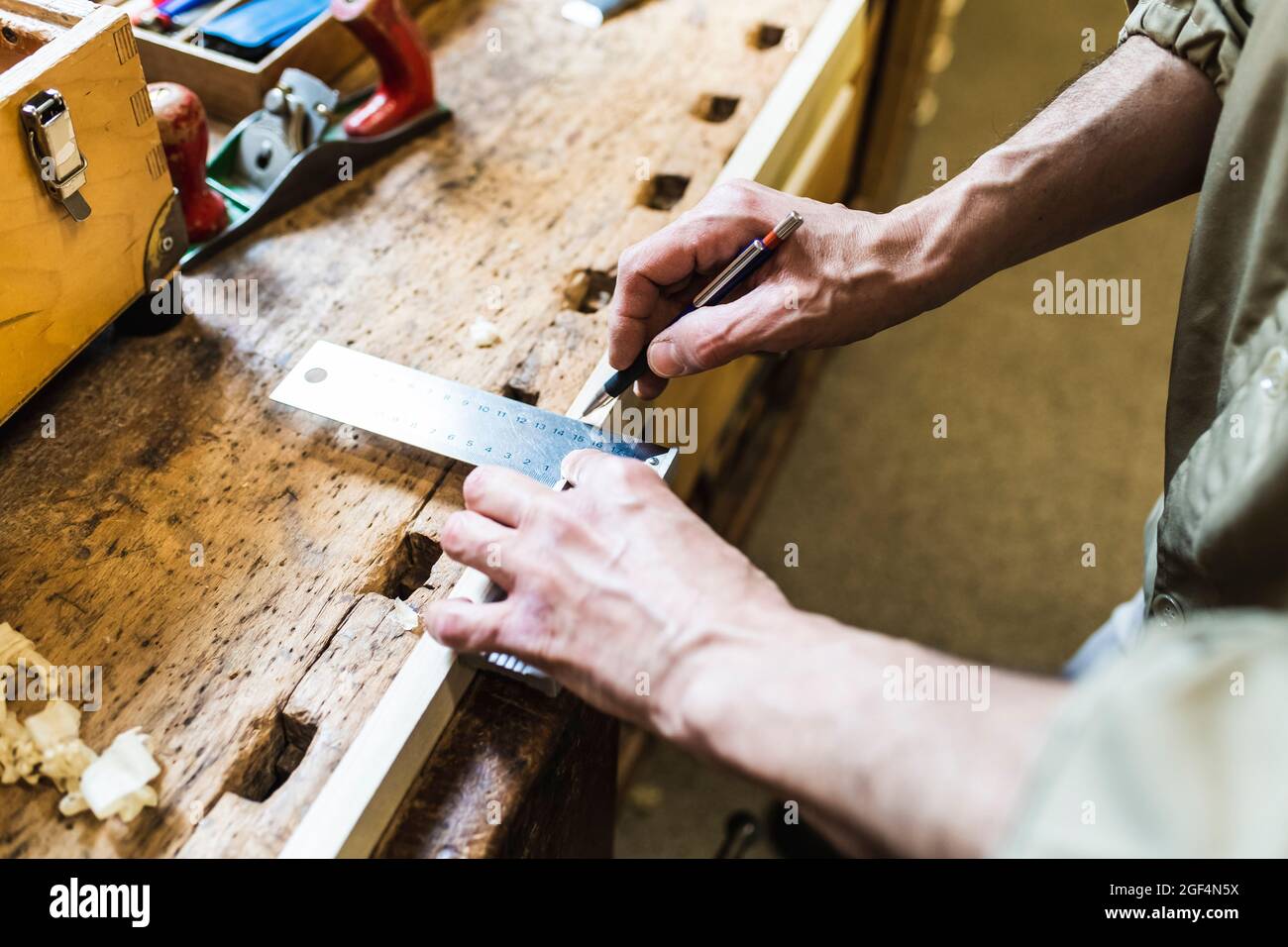Menuisier mâle mesurant avec règle à l'atelier Banque D'Images