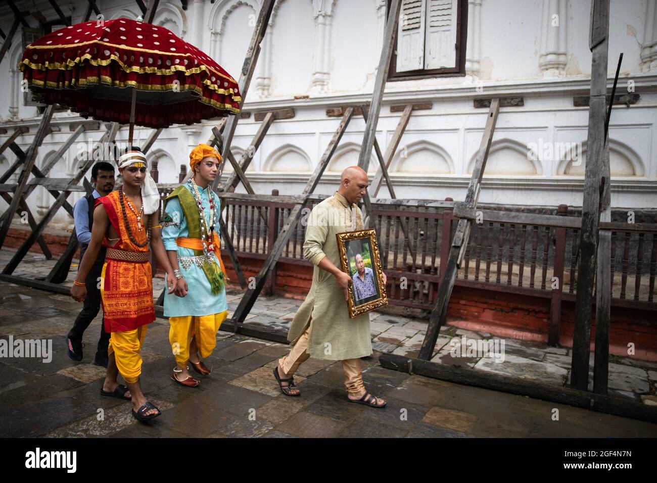Katmandou, Népal. 23 août 2021. Les membres de la communauté Newar vêtus de costumes participent au festival.les Hindous népalais célèbrent le festival religieux pour demander le salut et la paix pour les membres de leur famille qui sont morts. Les enfants participant à la procession s'habillent souvent comme des vaches considérées comme des animaux saints au Népal et, selon la croyance, aident les âmes départies à atteindre le ciel. (Photo de Prabin Ranabhat/SOPA Images/Sipa USA) crédit: SIPA USA/Alay Live News Banque D'Images