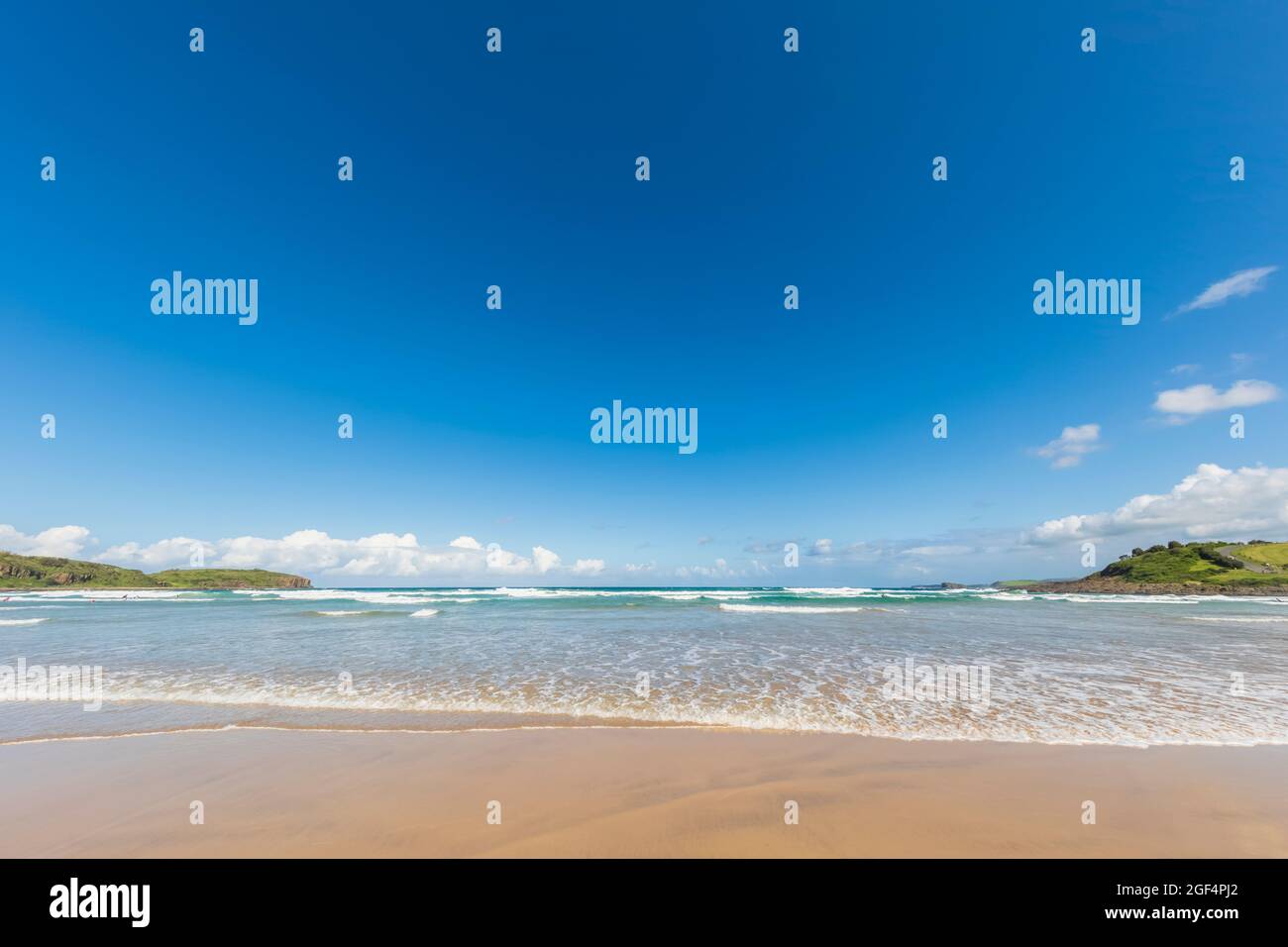 Ciel bleu clair sur la plage de Killalea dans le parc national de Killalea Banque D'Images