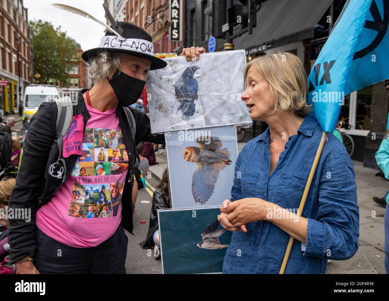 Londres, Royaume-Uni. 23 août 2021. Les membres de la rébellion d'extinction ont installé un camp à l'intersection animée de la voie Saint-Martin avec une table rose géante avec le message "venez à la table". Les membres de la rébellion d'extinction se réunissent au début de deux semaines de protestation. Ils veulent que le gouvernement agisse plus rapidement contre le changement climatique. Crédit : Mark Thomas/Alay Live News Banque D'Images