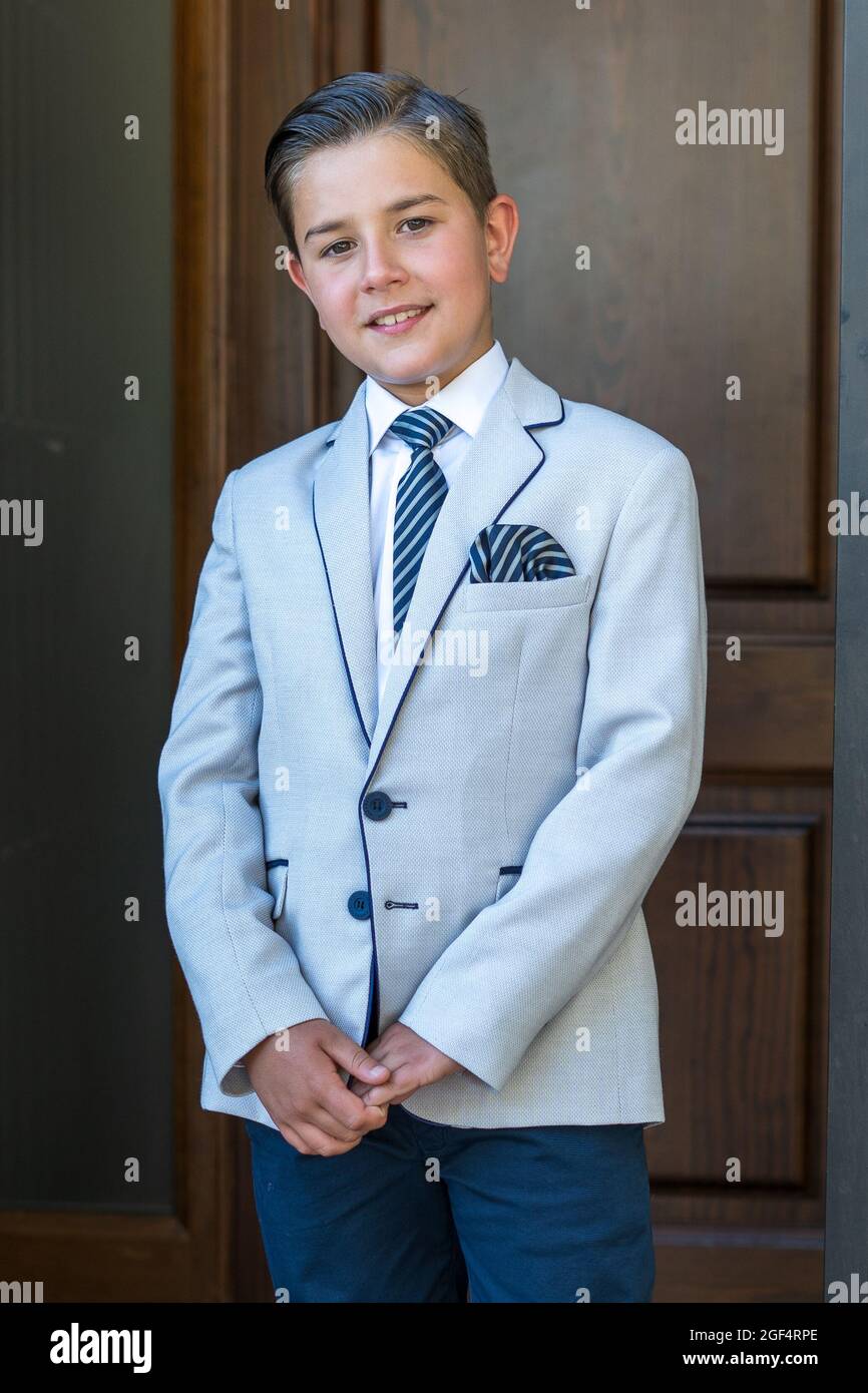 Gros plan vertical d'un jeune garçon dans un blazer gris clair avec une  cravate Photo Stock - Alamy
