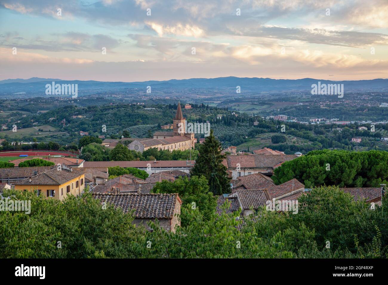 Italie, province de Pérouse, Pérouse, vue de la ville en périphérie entourée de collines au crépuscule Banque D'Images