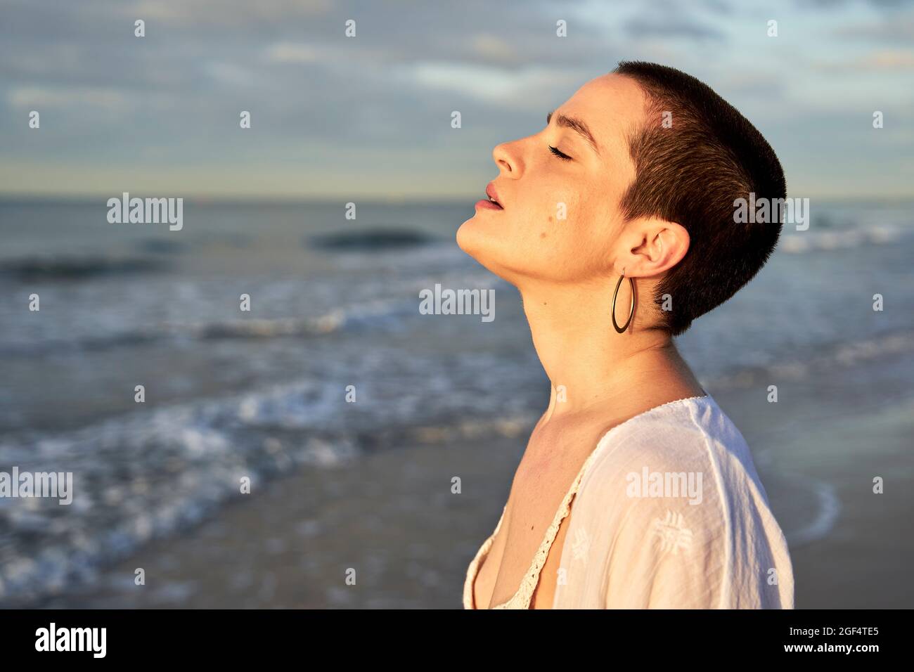 Woman with eyes closed at beach Banque D'Images