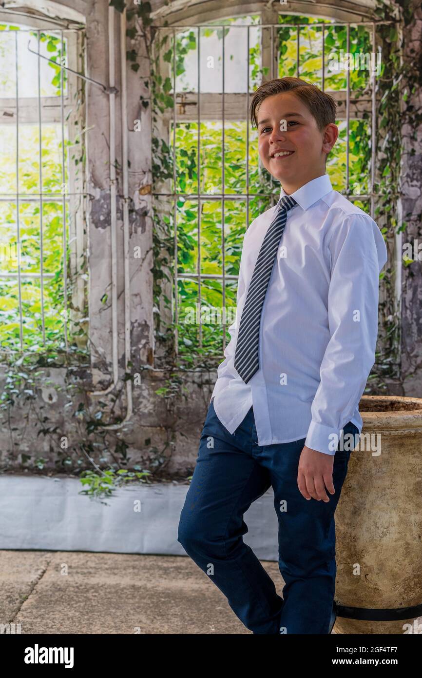 Gros plan vertical d'un jeune garçon dans une chemise blanche avec une  cravate posant à l'intérieur Photo Stock - Alamy