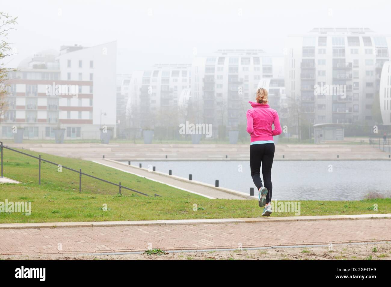 Femme s'exerçant pendant le jogging au parc Banque D'Images