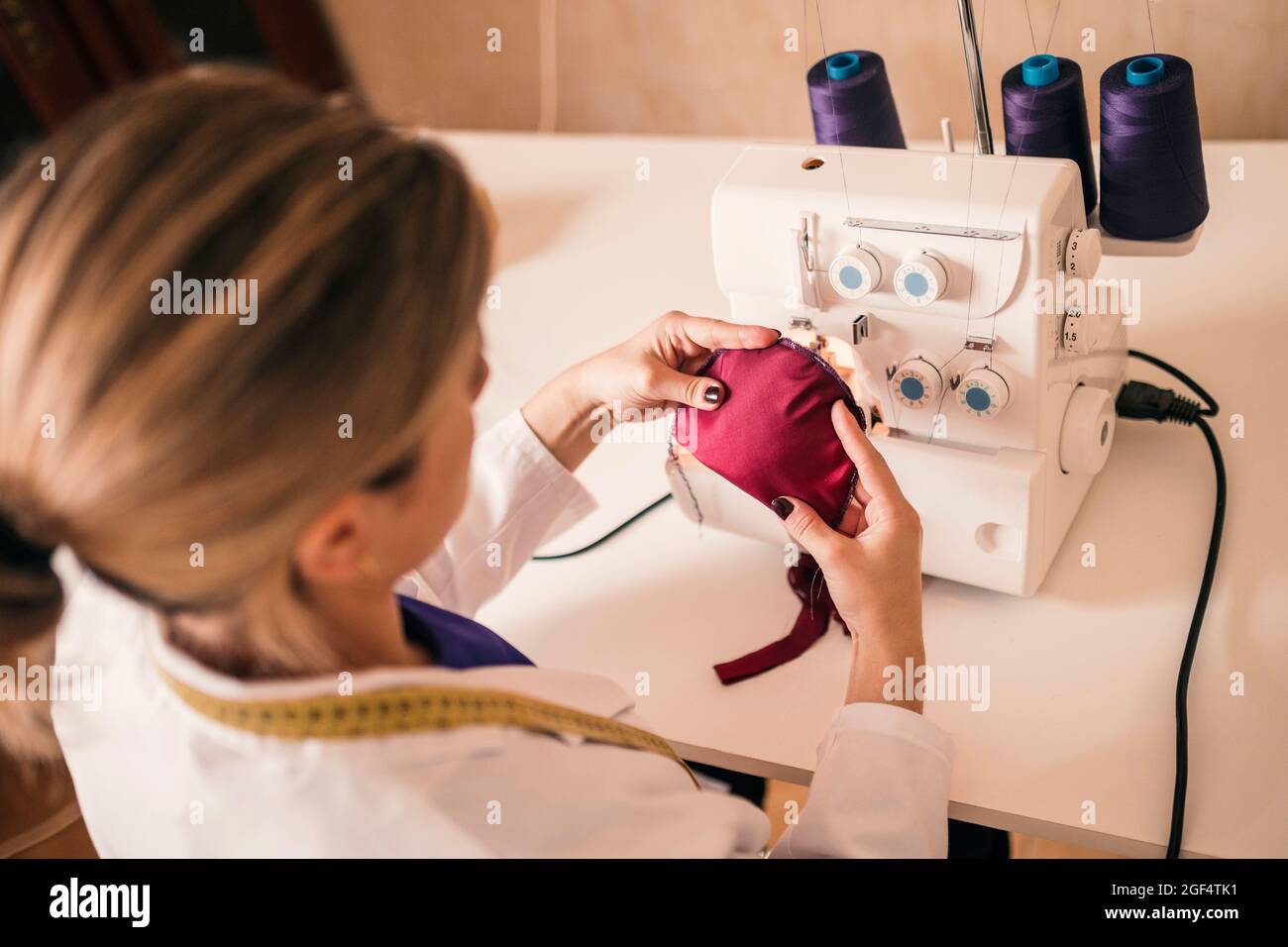 Femme couturière couture de tissu à travers la machine à l'établi Banque D'Images