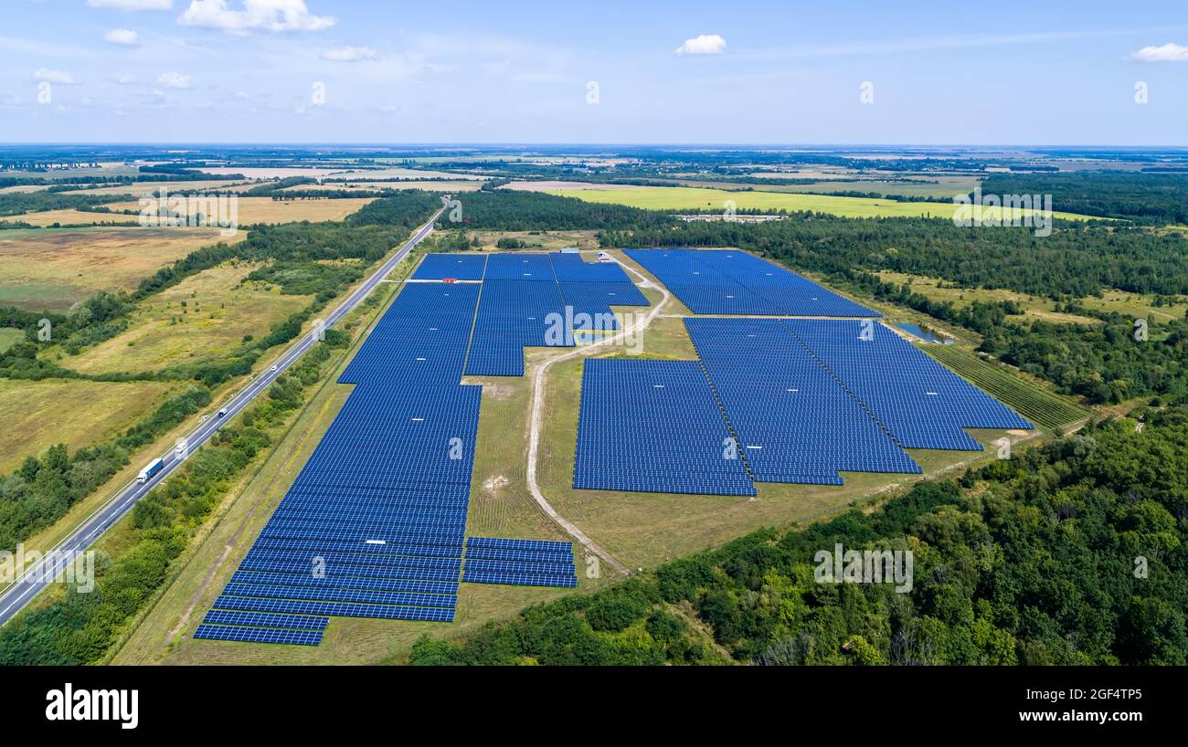 Panneau solaire Vert usine champ énergie alternative vue aérienne Banque D'Images