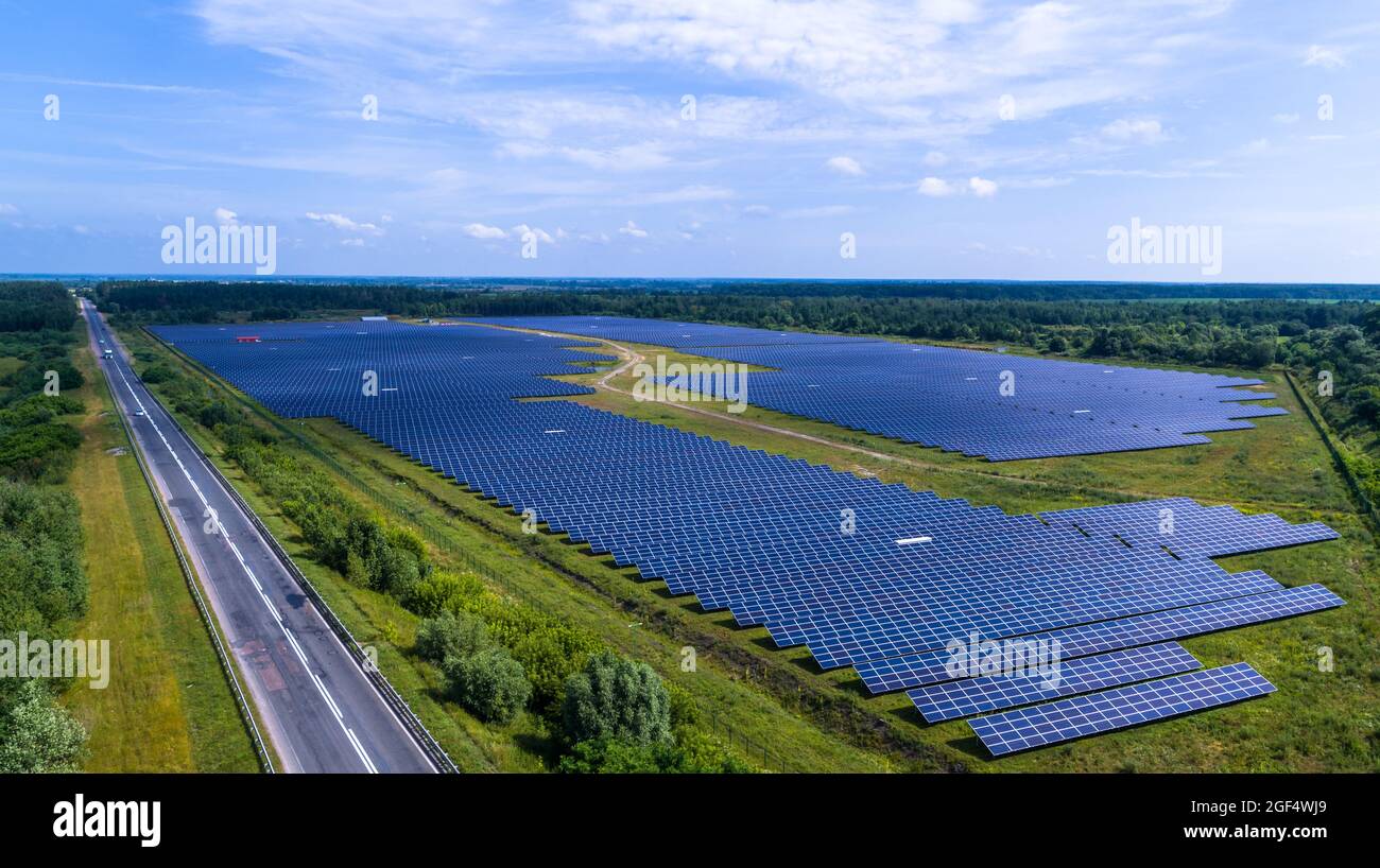 Panneau solaire Vert usine champ énergie alternative vue aérienne Banque D'Images