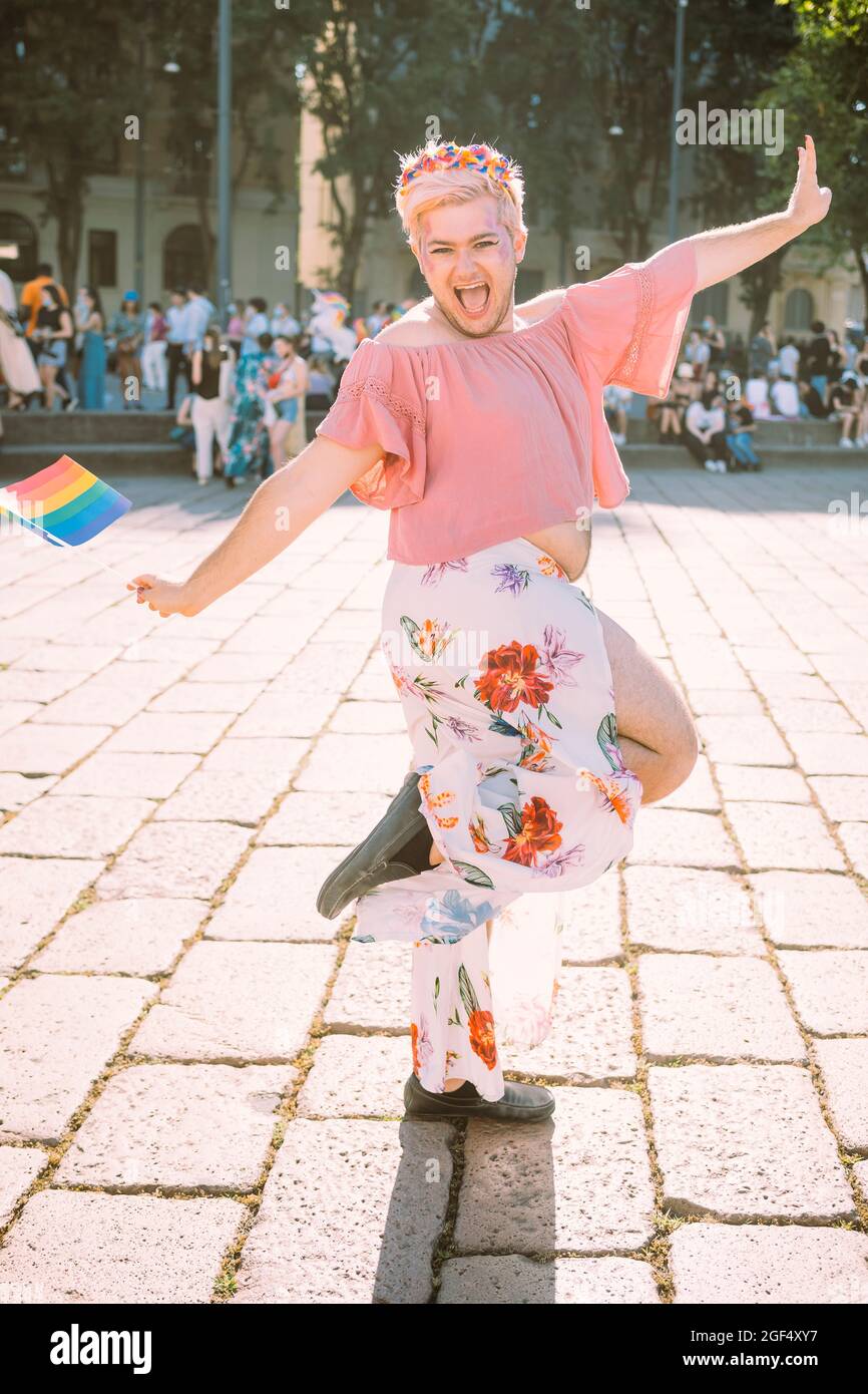 Homme gay gai avec drapeau arc-en-ciel sur la piste Banque D'Images