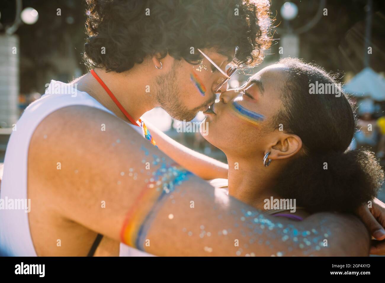 Un jeune couple embrasse par beau temps Banque D'Images