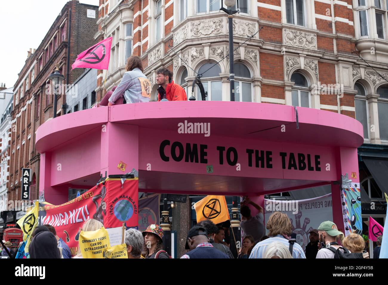 Londres, Angleterre, Royaume-Uni 23 août 2021 extinction rébellions Impossible la rébellion commence à Trafalgar Square, marchant vers le Strand, bloquant l'intersection de long Acre et de St Martins Lane avec une table et des chaises roses géants, des orateurs dont le comédien Mark Thomas s'est adressé à la foule assemblée Credit: Denise Laura Baker/Alay Live News Banque D'Images