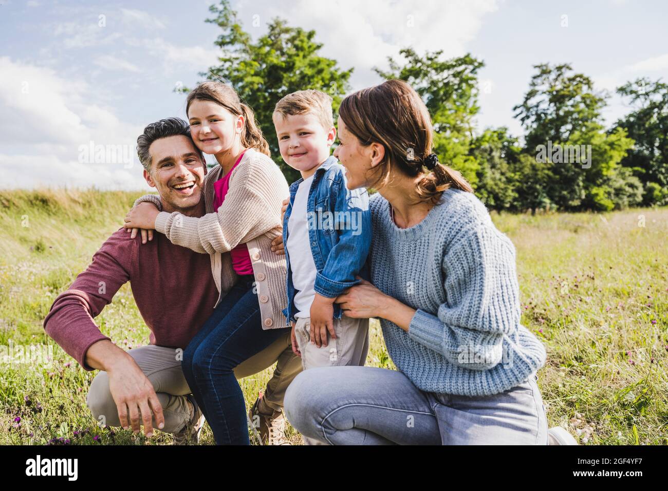 Enfants avec par parents à la prairie Banque D'Images