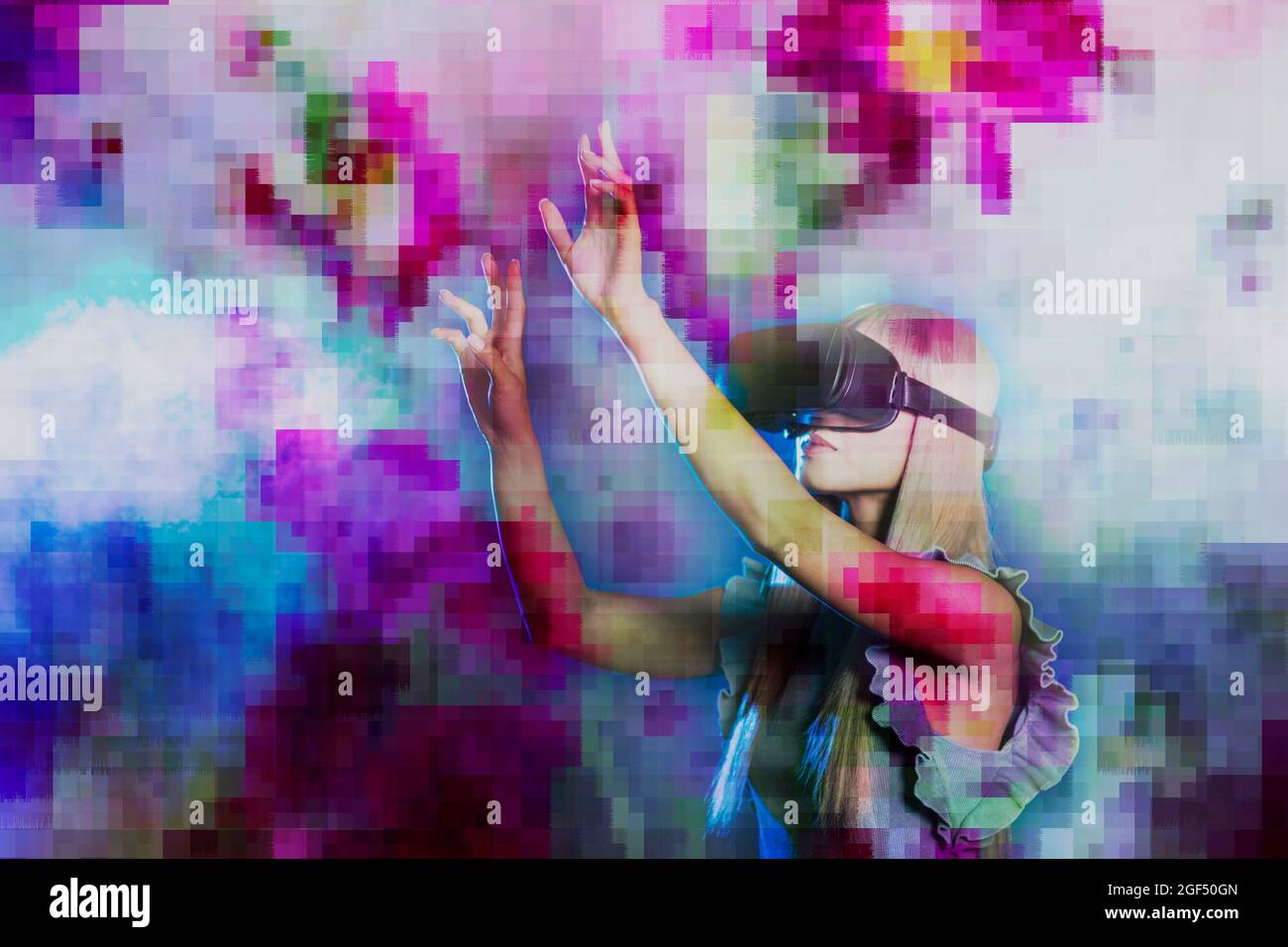 Femme portant un simulateur de réalité virtuelle faisant des gestes sur un arrière-plan pixélisé multicolore Banque D'Images