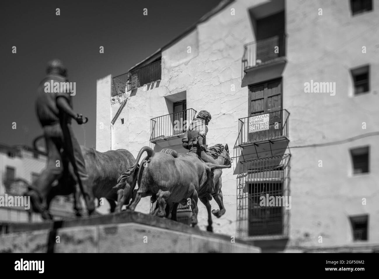 Sculpture d'entrée en noir et blanc, taureaux et chevaux à Segorbe, Castellon, Espagne, Europe Banque D'Images