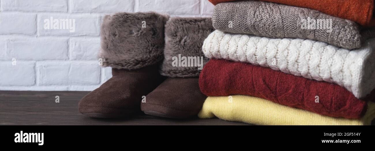 Pile de vêtements chauds tricotés et de pantoufles. Des choses confortables et confortables pour la maison. Concept automne et hiver. Banque D'Images