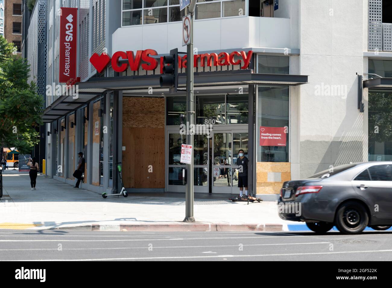 Los Angeles, CA USA - 20 août 2020: Windows sur la pharmacie CVS est monté avec un garde de sécurité après des émeutes et des lootis importants de la vie noire Banque D'Images