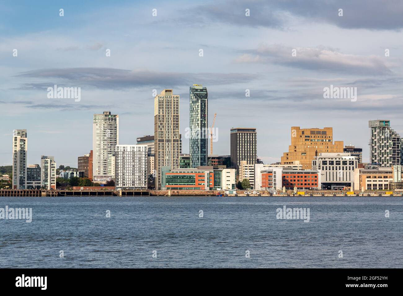 Liverpool, Royaume-Uni : vue sur le front de mer, y compris le Lexington Moda par les architectes Falconer Chester Hall, Beethoam Tower, West Tower et la capitale Banque D'Images