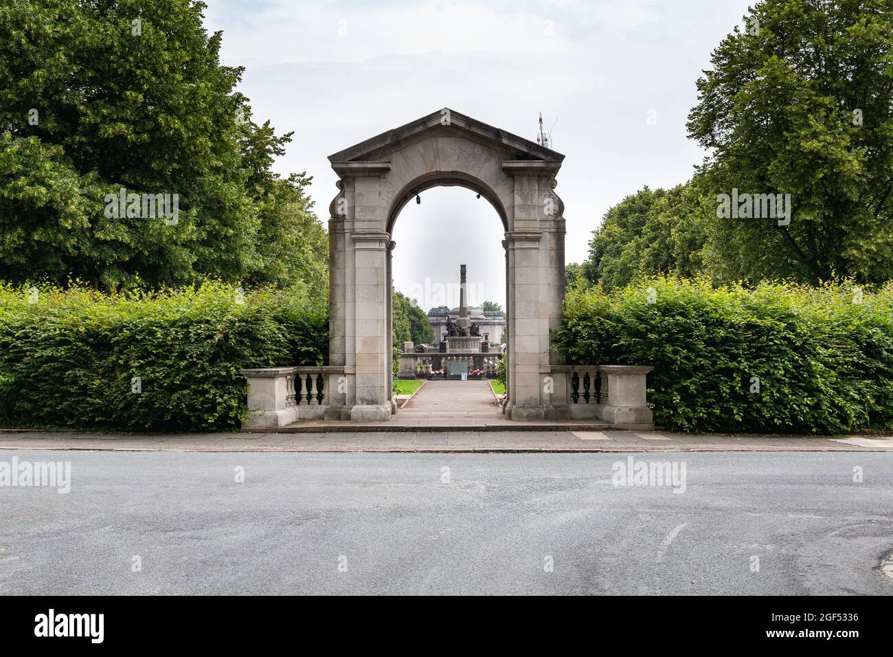 Port Sunlight, Wirral, Royaume-Uni : entrée en pierre au jardin du mémorial de Hillsborough, jonction de la promenade Queen Mary's et du croissant Jubilee Banque D'Images