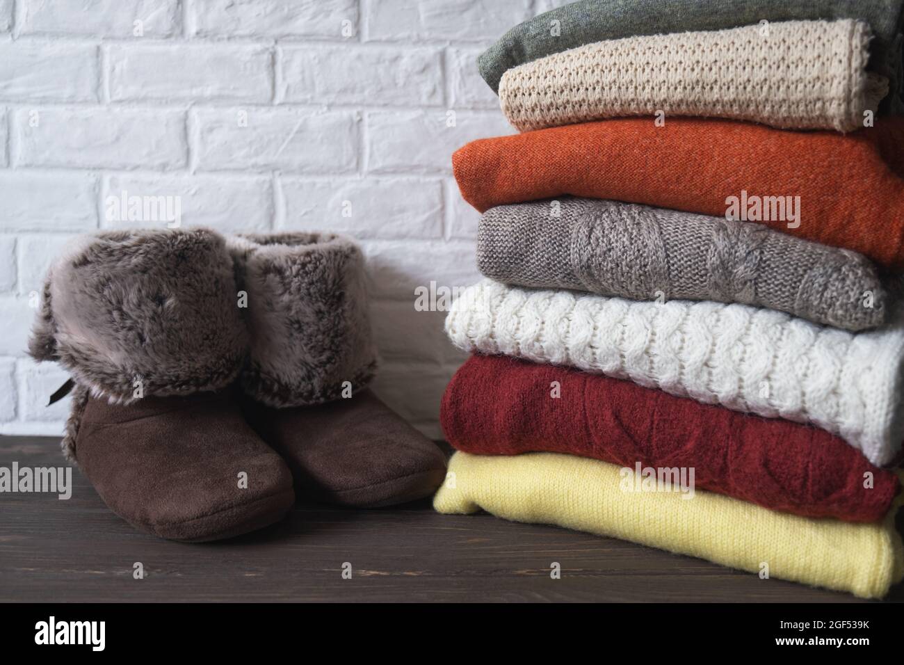 Pile de vêtements chauds tricotés et de chaussures pour la maison. Des choses confortables et confortables pour la maison. Concept automne et hiver. Banque D'Images