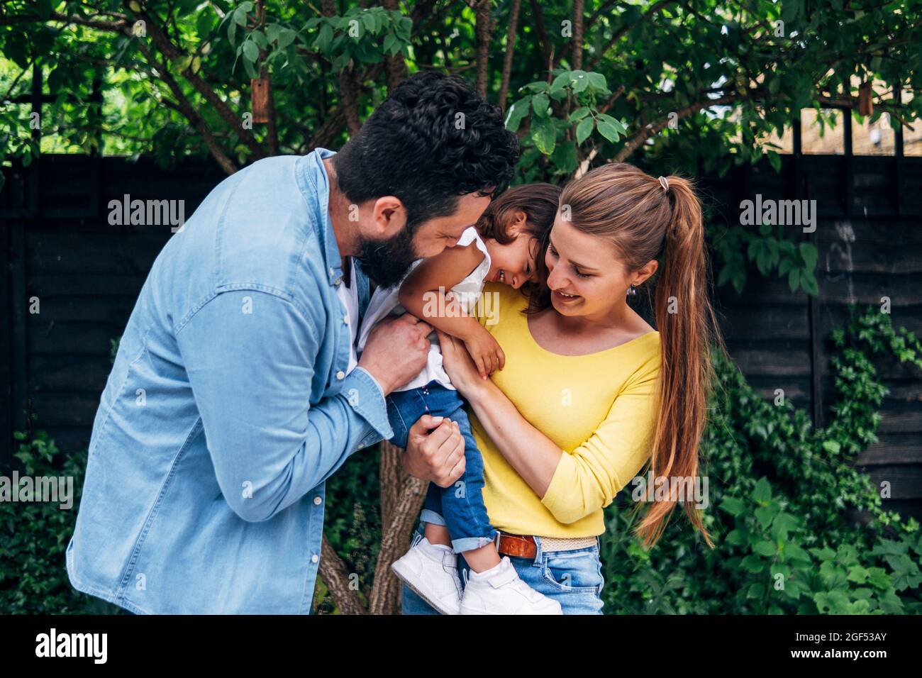 Parents heureux avec fille à l'arrière cour Banque D'Images