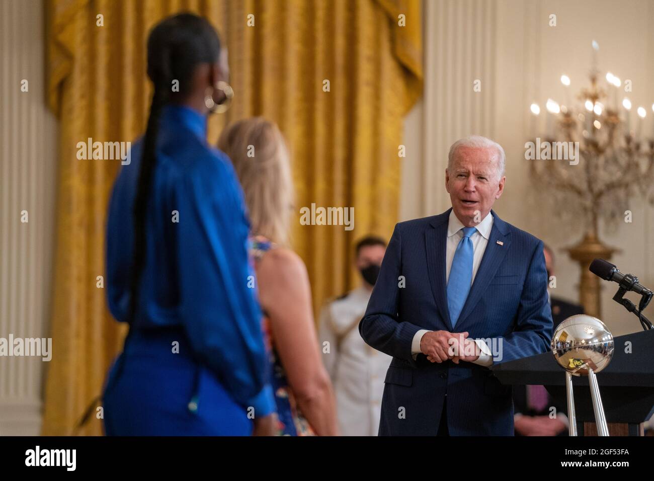 Washington, États-Unis. 23 août 2021. Le président américain Joe Biden souhaite la bienvenue à la tempête de Seattle pour rendre hommage à l'équipe pour son championnat WNBA 2020 à la Maison Blanche à Washington, DC, le lundi 23 août 2021. Photo par Ken Cedeno/Pool/Sipa USA crédit: SIPA USA/Alay Live News Banque D'Images