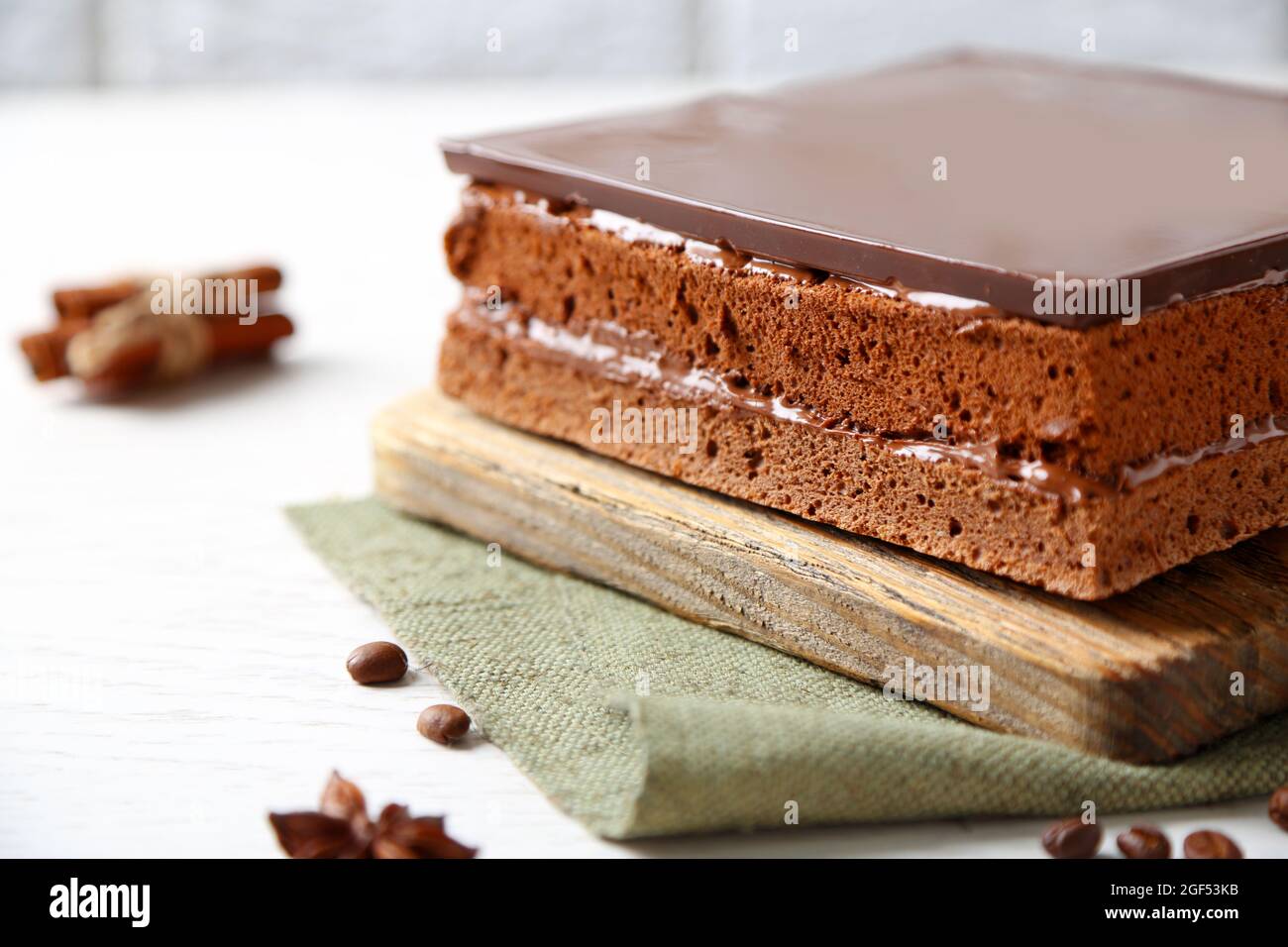 Delicieux Gateau Au Chocolat Sur La Planche A Decouper En Bois Libre Photo Stock Alamy