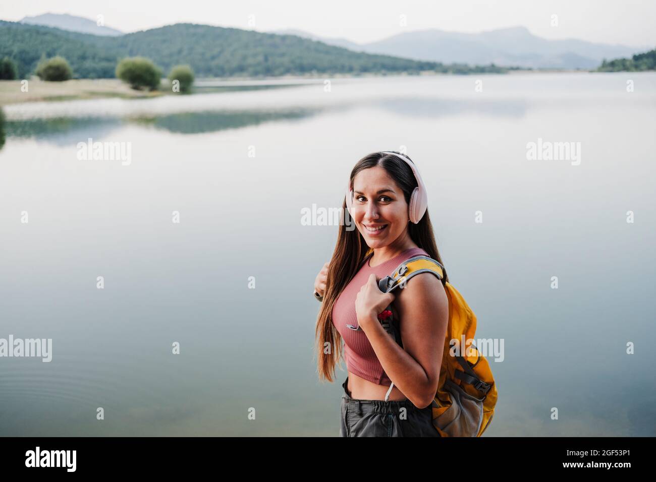 Femme souriante routard au bord du lac Banque D'Images