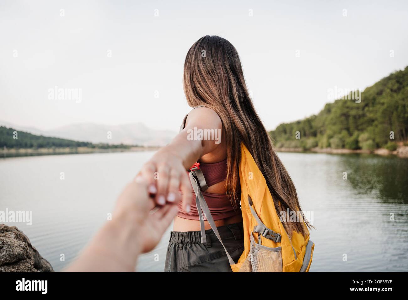 Une femelle qui tient la main d'un ami au bord du lac Banque D'Images