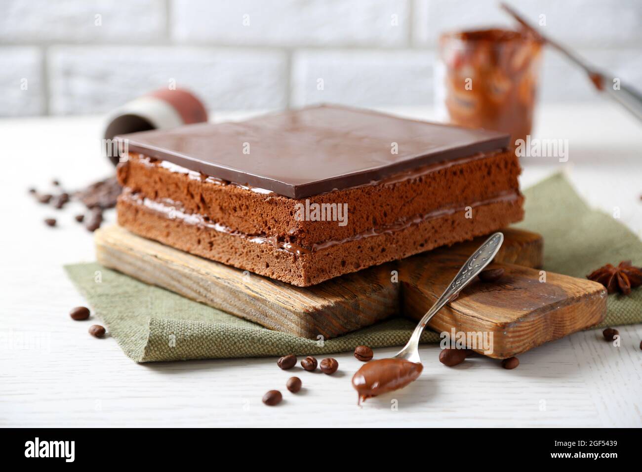 Delicieux Gateau Au Chocolat Sur La Planche A Decouper En Bois Libre Photo Stock Alamy Delicieux Gateau Au Chocolat Sur La Planche A Decouper En Bois Libre Photo Stock Alamy