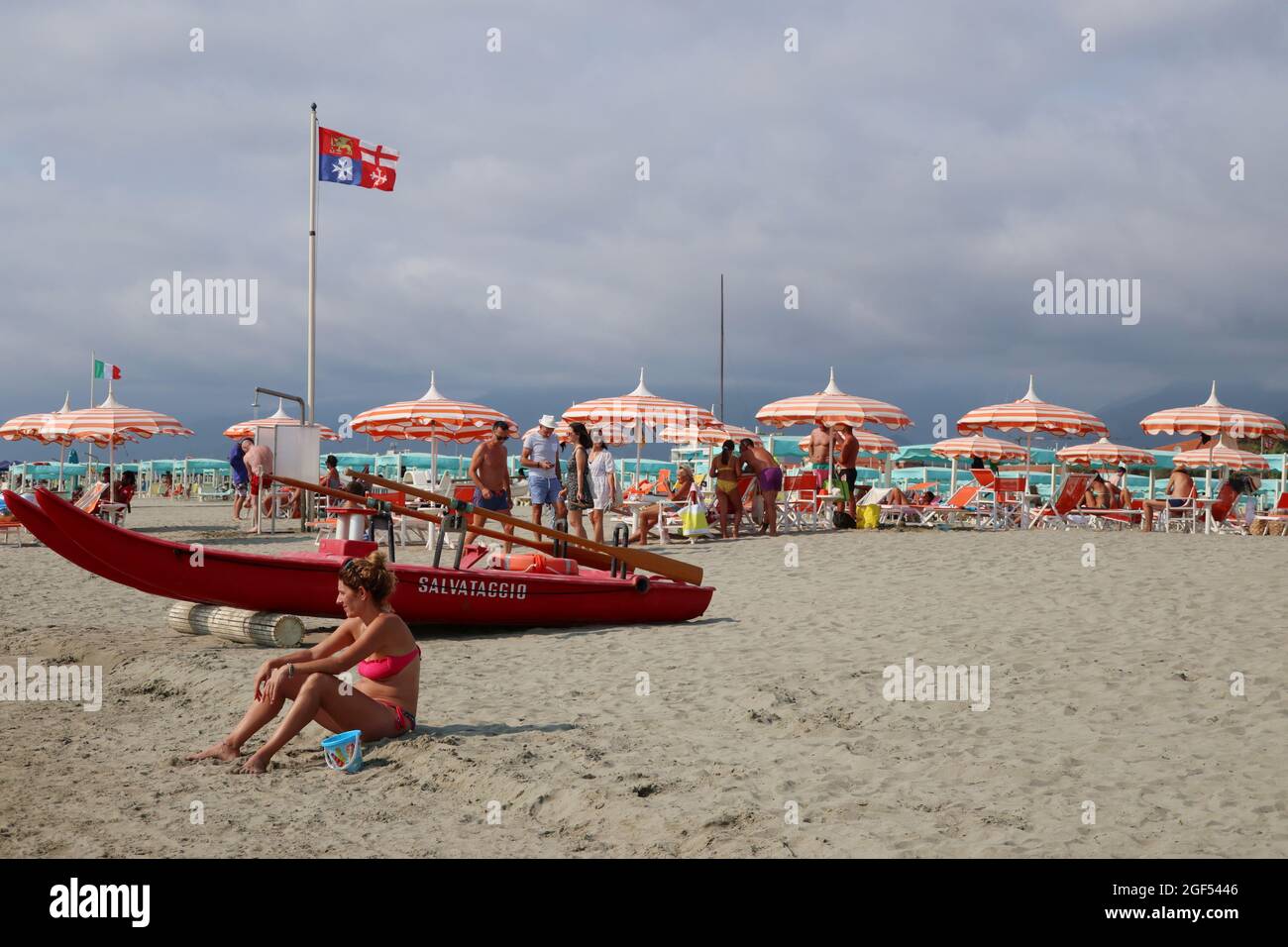 Une plage à Versilia, Toscane, Italie, le 22 août 2021. La Toscane a plus de 400 km (250 miles) de côte. La partie nord de celle-ci, appelée Versilia, a une large et longue plage de sable qui va pour des kilomètres de Marina di Carrara à Torre del Lago Puccini, dotting des stations glamour comme forte dei Marmi, Marina di Pietrasanta, Viareggio. Des centaines d'établissements de baignade couvrent le bord de mer, avec des Alpes Apuanes, une chaîne de montagnes très impressionnante, en arrière-plan.(Elisa Gestri/Sipusa) Banque D'Images