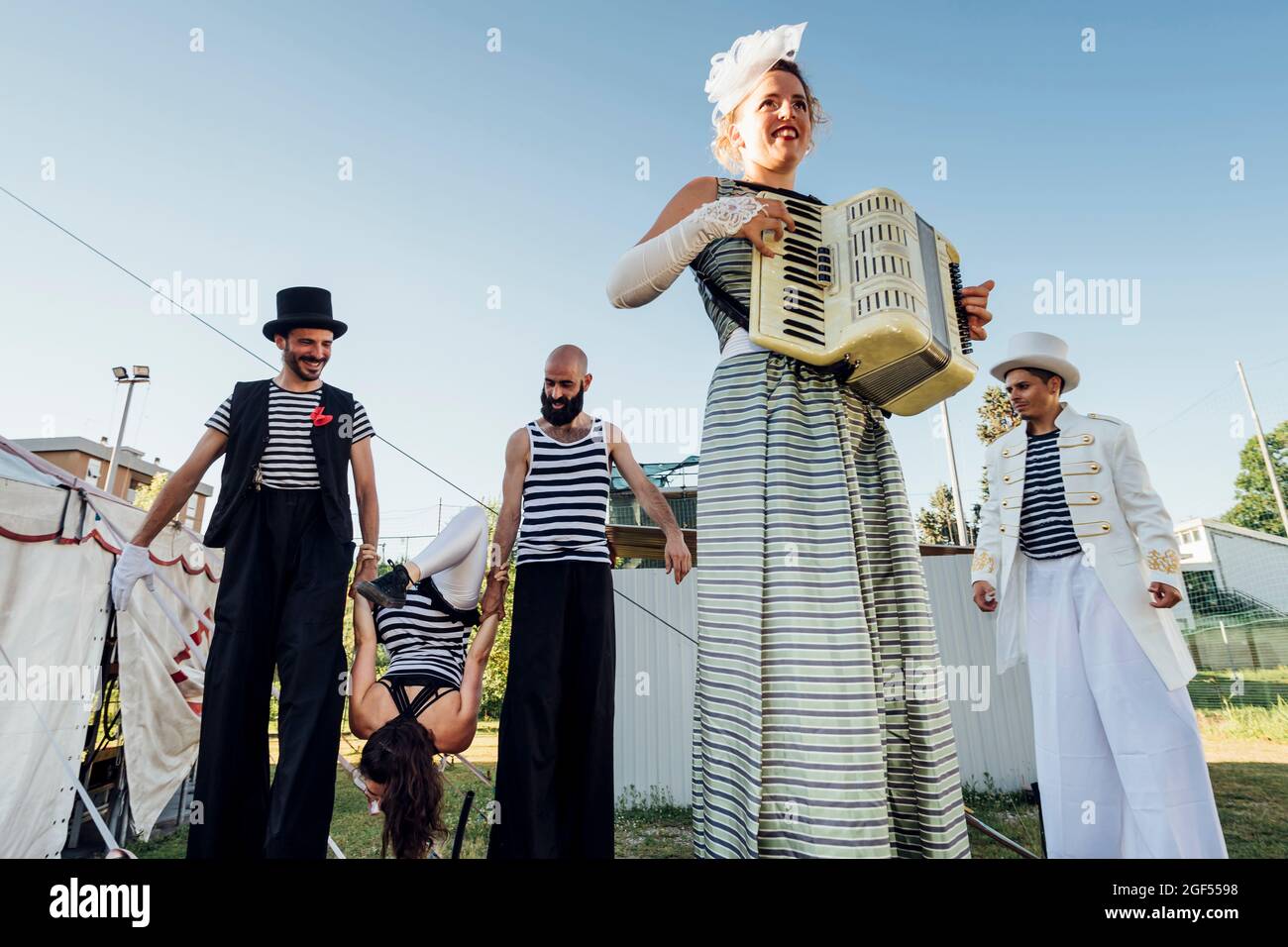Artiste féminine jouant de l'accordéon tout en jouant en arrière-plan au cirque Banque D'Images