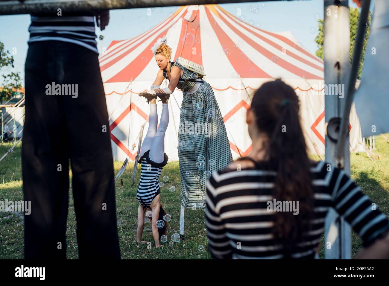 Artistes de cirque pratiquant devant une tente de cirque Banque D'Images