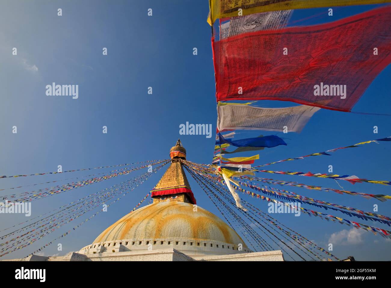 Népal, province de Bagmati, Katmandou, drapeaux de prière accrochés au sommet de Boudhanath stupa Banque D'Images