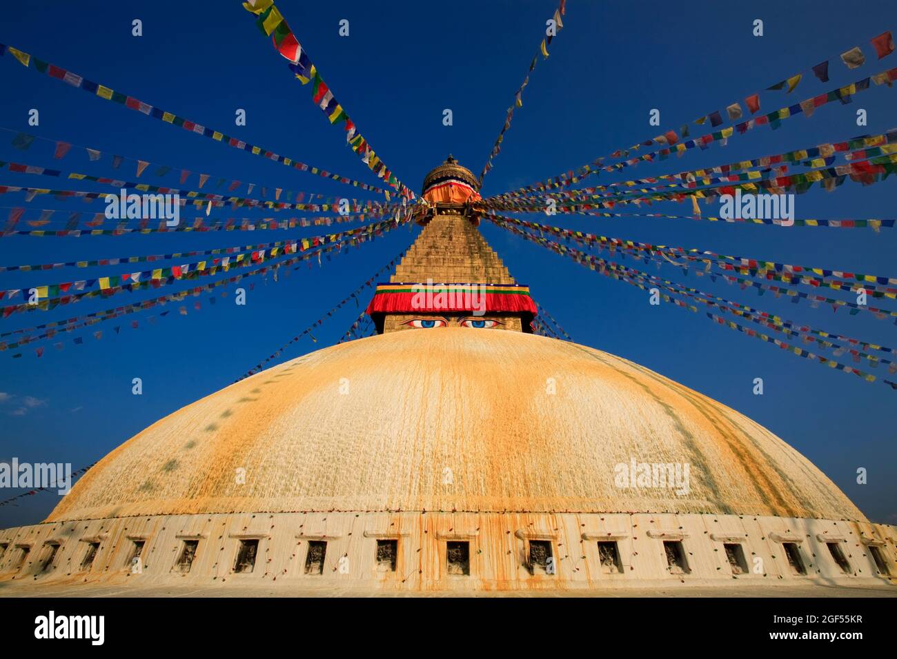 Népal, province de Bagmati, Katmandou, drapeaux de prière accrochés au sommet de Boudhanath stupa Banque D'Images