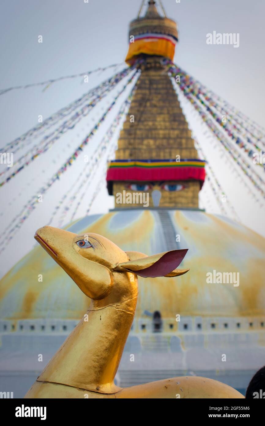 Népal, province de Bagmati, Katmandou, sculpture d'animaux de couleur dorée à Boudhanath stupa Banque D'Images