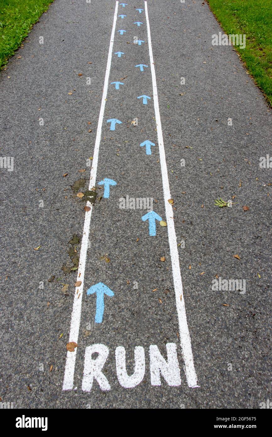 A flèches de direction avec instructions DE FONCTIONNEMENT sur route asphaltée Banque D'Images