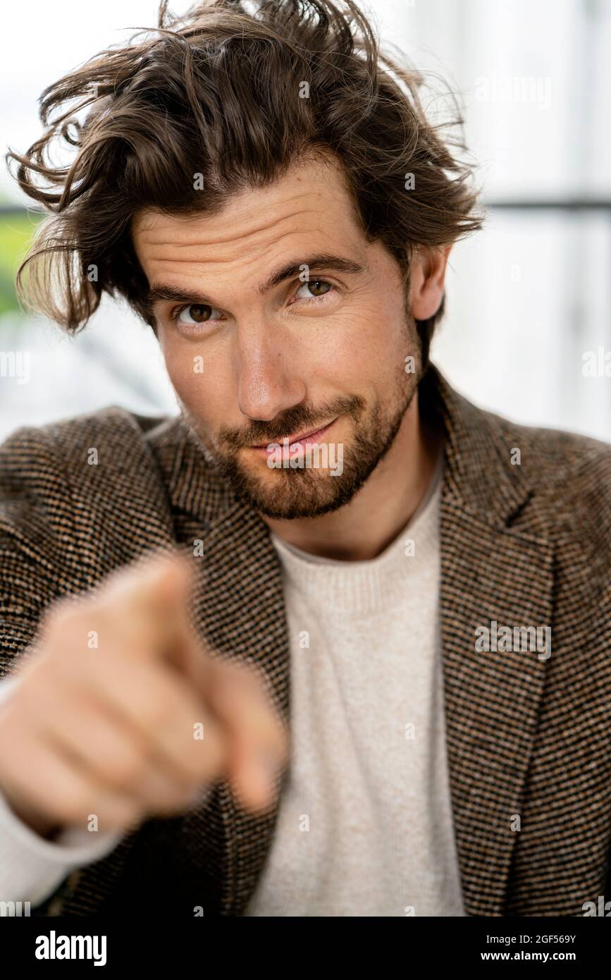 Businessman pointing at camera Banque D'Images