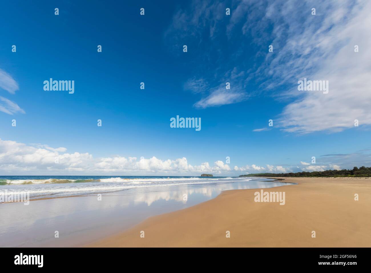 Ciel d'été au-dessus de la plage de Minnamourra Banque D'Images