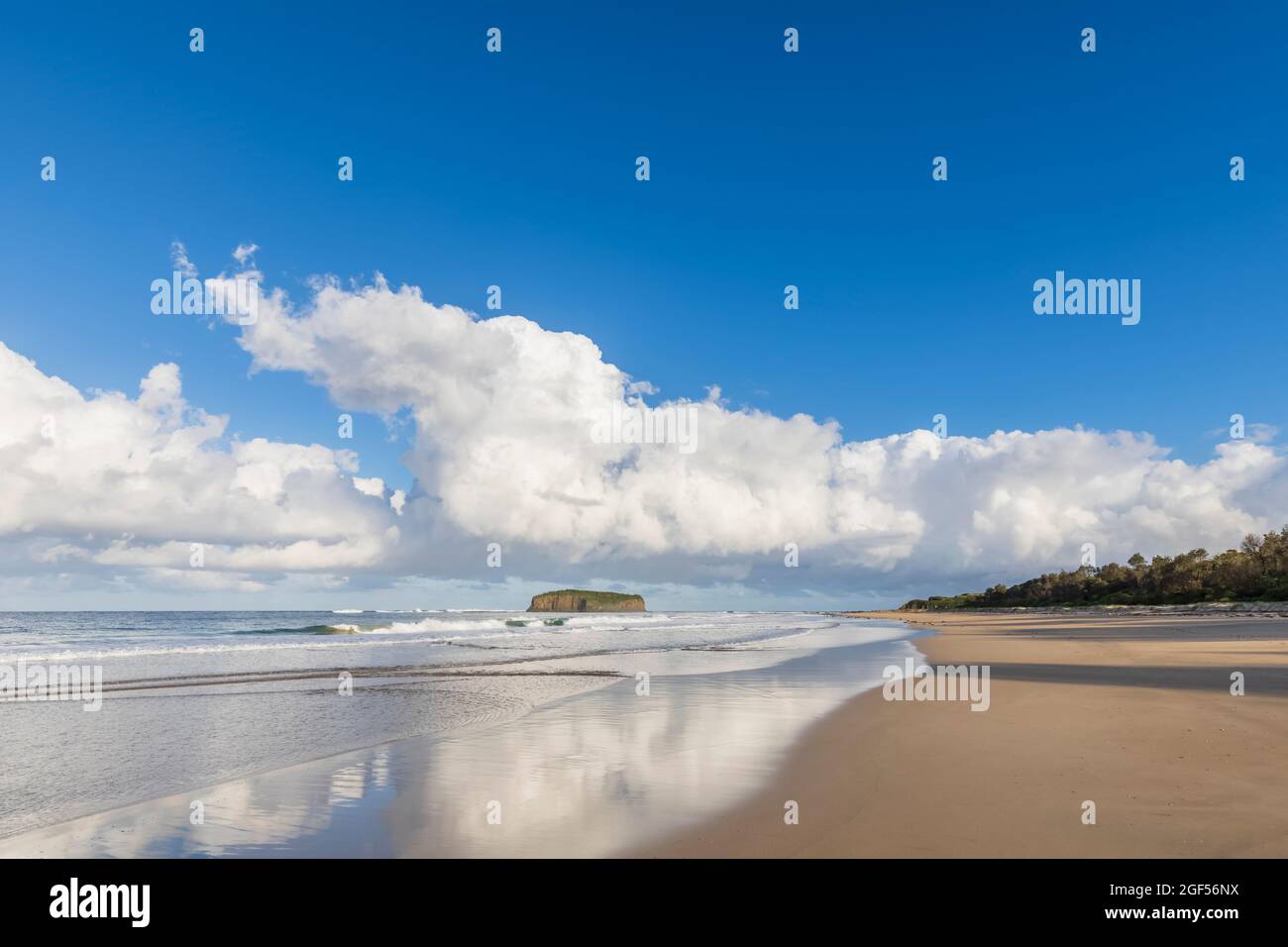 Nuages au-dessus de la plage de Minnamourra avec Stack Island en arrière-plan Banque D'Images