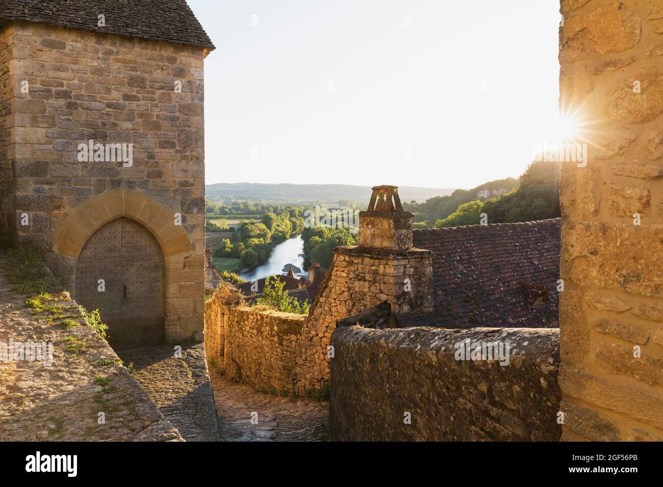 France, Dordogne, Beynac-et-Cazenac, murs en pierre du château de Beynac au coucher du soleil Banque D'Images