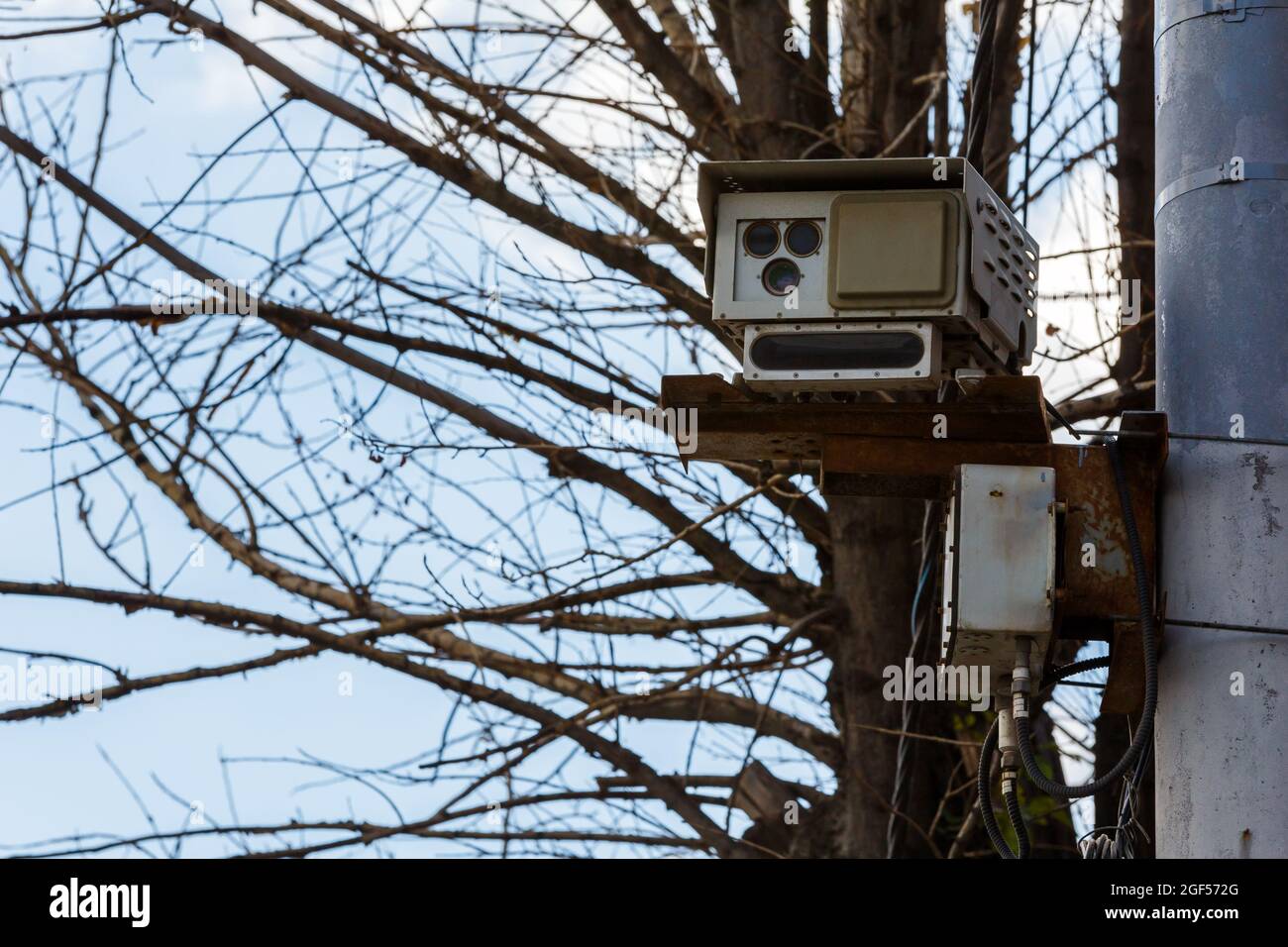 Détecteur de caméra radar de vitesse monté sur le téléobjectif de gros plan avant du pôle. Banque D'Images