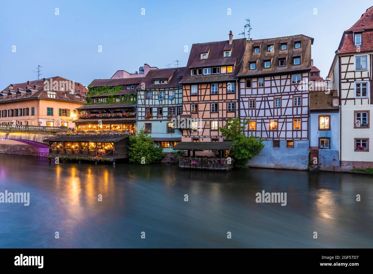 France, Bas-Rhin, Strasbourg, maisons de ville le long du canal de l'Ill au crépuscule Banque D'Images